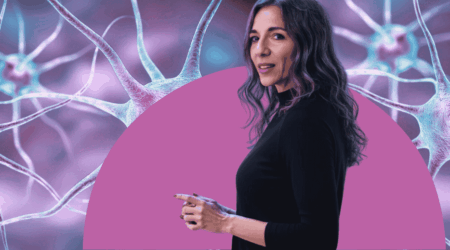 Izis Ibrahim vor Screen mit Neuronen, TÜV-zertifizierte KI-Trainerin & Advisor München