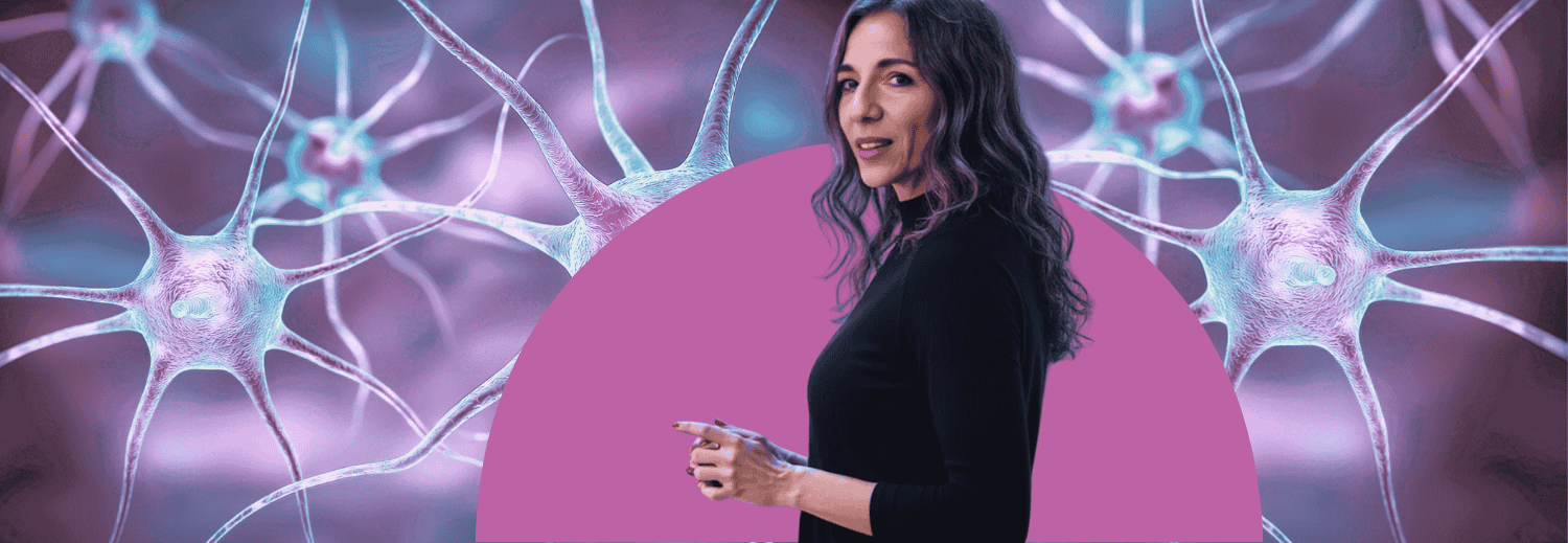 Izis Ibrahim vor Screen mit Neuronen, TÜV-zertifizierte KI-Trainerin & Advisor München